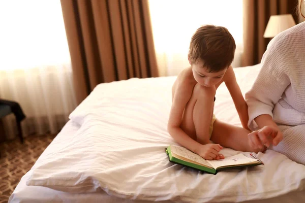 Niño Con Bloc Notas Cama Hotel Por Mañana — Foto de Stock