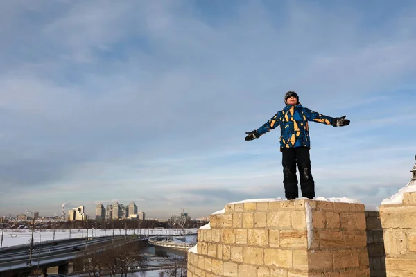 Ragazzo Muro Kazan Cremlino Inverno Russia — Foto Stock