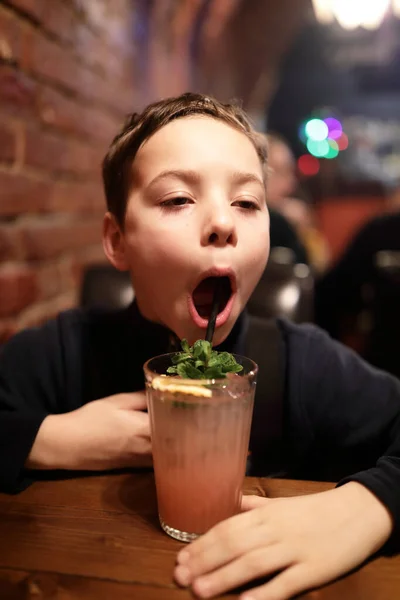 Retrato Del Niño Tiene Limonada Café Oscuro — Foto de Stock