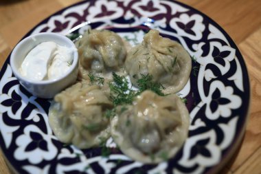 Bir restoranda tabakta Tatar Manti