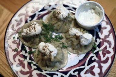 Lokantada soslu Tatar manti.