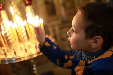 Raifa manastırında mumlu bir çocuk.