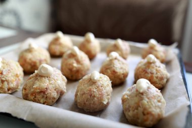 Kabartma tepsisinde tembel lahana pişirmek