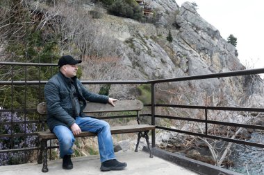 Baharda Çehov 'un köşkünde oturan adam, Gurzuf, Kırım.