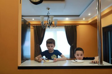 Sıkıntılı kişilerin portresi. Kahvaltıyı evde yapın.