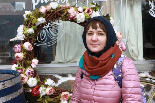 Femme Sur Fond Décoration Des Fleurs Gurzuf Crimée — Photo