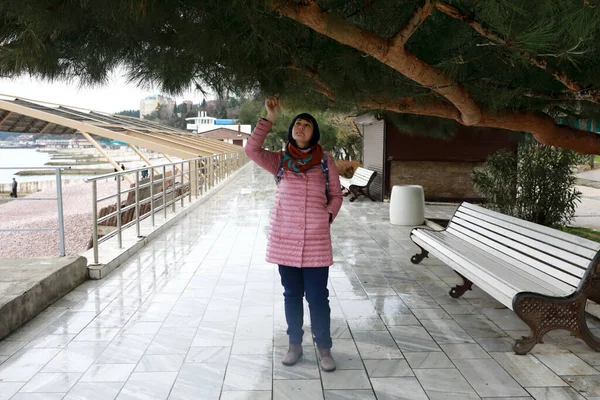 Woman Gurzuf Embankment Spring Crimea — Stock Photo, Image