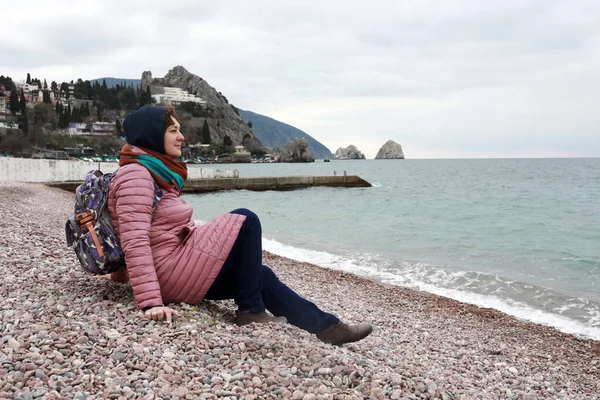 Mujer Que Sienta Playa Gurzuf Primavera Crimea —  Fotos de Stock