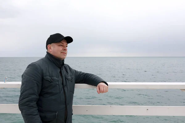 Hombre Sobre Fondo Del Mar Negro Gurzuf Crimea — Foto de Stock