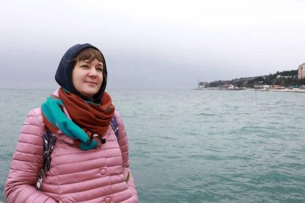 Mujer Sobre Fondo Del Mar Negro Primavera Gurzuf Crimea — Foto de Stock