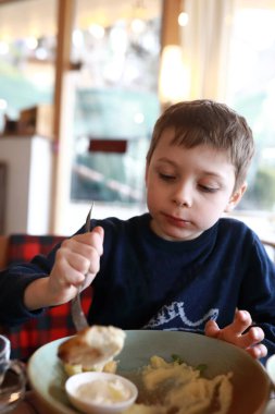 Restoranda erkek portresi var.