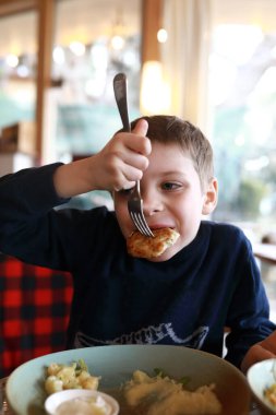 Restoranda çocuk portresi var.