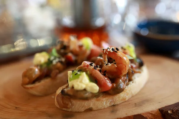 Bruschetta Met Zeevruchten Houten Bord Restaurant — Stockfoto