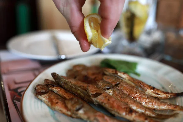 Person Squeezing Lemon Juice Fried Red Mullet Restaurant — Stock Photo, Image