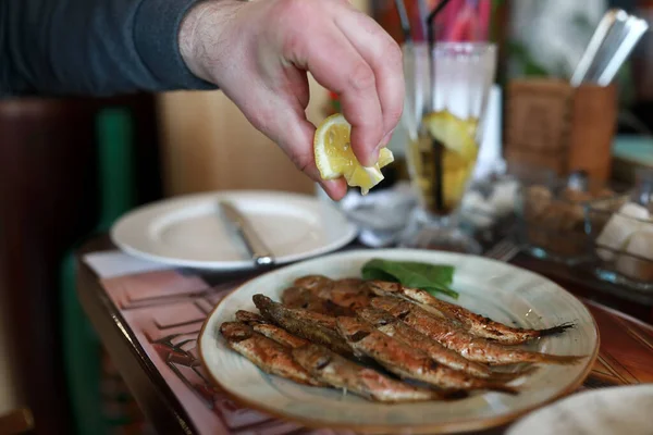 Osoba Wyciskająca Sok Cytryny Czerwonym Mullecie Restauracji — Zdjęcie stockowe