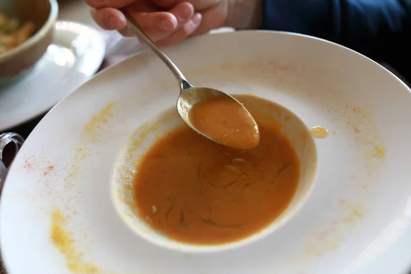 Persona Che Mangia Zuppa Purea Lenticchie Nel Ristorante — Foto Stock