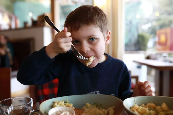 Porträtt Barn Har Cutlet Restaurang — Stockfoto