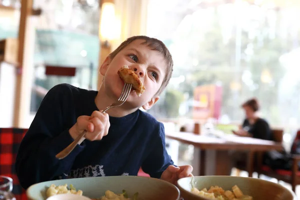 Retrato Niño Comiendo Chuleta Restaurante — Foto de Stock