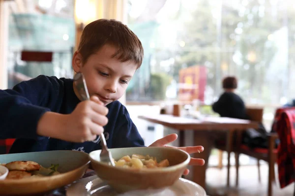 Criança Comendo Macarrão Com Queijo Restaurante — Fotografia de Stock