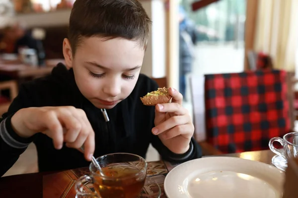 Criança Tem Chá Com Pão Restaurante — Fotografia de Stock