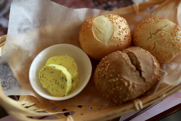 Cesto Con Panini Burro Nel Ristorante — Foto Stock