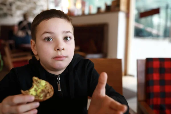 Ritratto Ragazzo Che Mangia Panino Con Burro Nel Caffè — Foto Stock