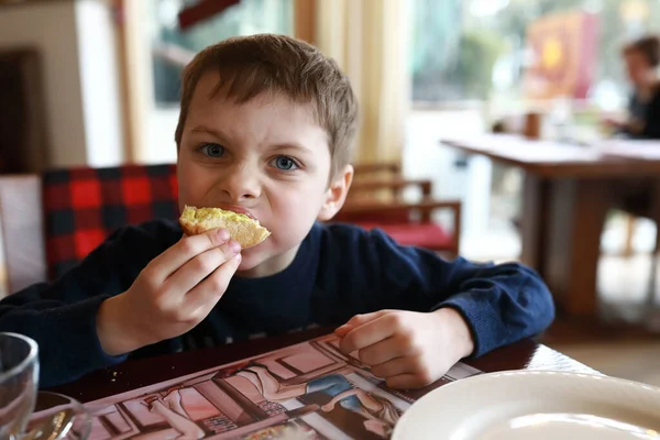 Portret Van Een Kind Dat Broodjes Eet Met Boter Café — Stockfoto