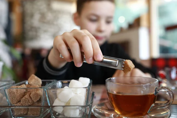 Kind Neemt Stukje Suiker Met Tang Restaurant — Stockfoto