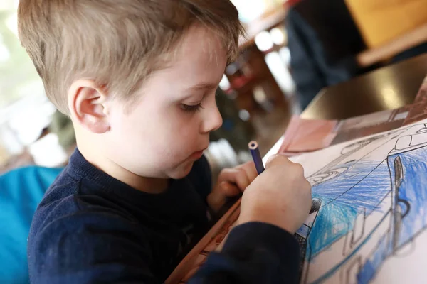 Ritratto Bambino Che Disegna Con Matite Nel Caffè — Foto Stock