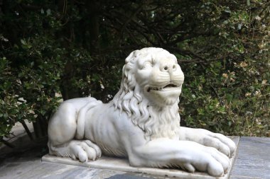 Baharda Gurzuf parkında mermer aslan