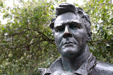 Baharda Gurzuf Parkı 'ndaki Fyodor Chaliapin Anıtı