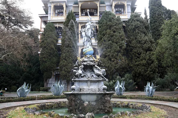 春のグルズフ公園の噴水の女神の夜 — ストック写真