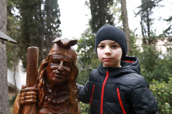 Niño Con Escultura Madera Baba Yaga Gurzuf Park Primavera — Foto de Stock