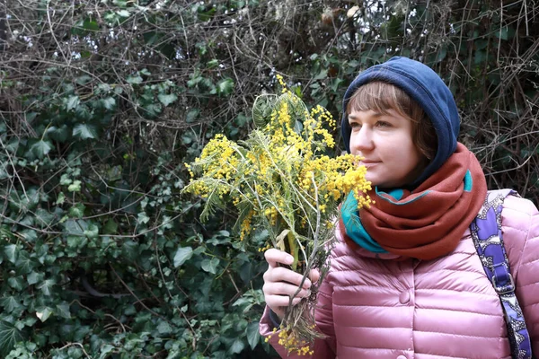 Mujer Con Ramo Mimosa Parque Gurzuf Primavera —  Fotos de Stock