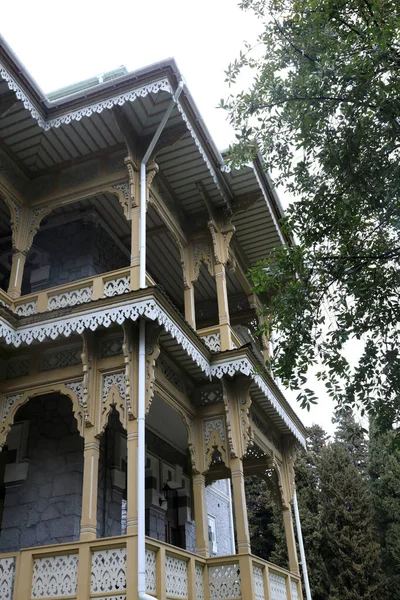Pohled Budovu Dřevěným Balkónem Parku Gurzuf Jaře — Stock fotografie