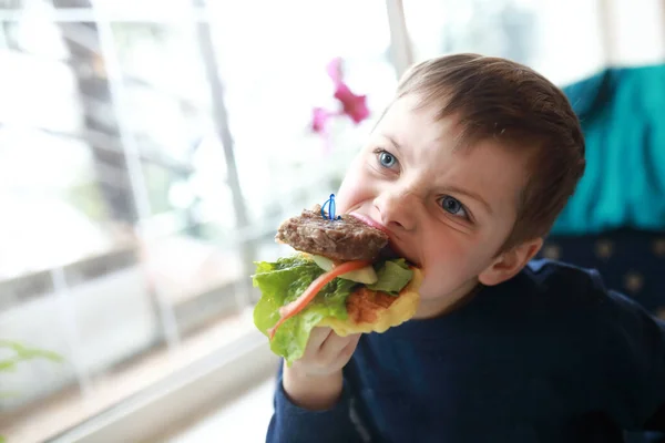 Retrato Niños Muerde Hamburguesa Restaurante — Foto de Stock