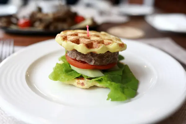 Hamburger Dla Dzieci Talerzu Restauracji — Zdjęcie stockowe