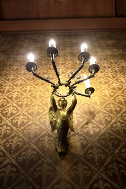 Sarayın duvarında antik bir lamba