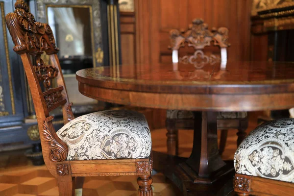Vue Chaise Antique Près Table Dans Palais — Photo
