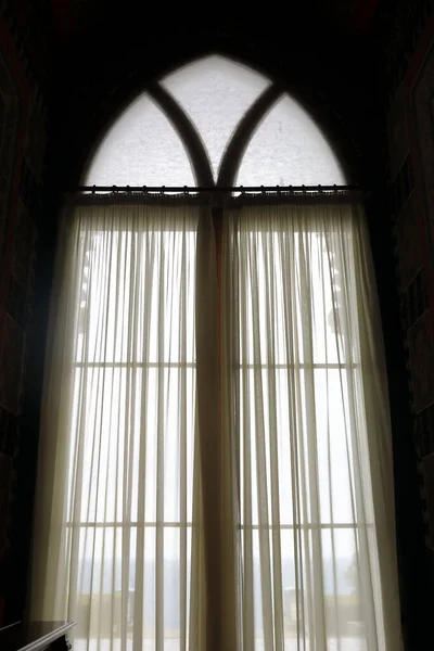 旧楼有窗帘的窗户详情 — 图库照片
