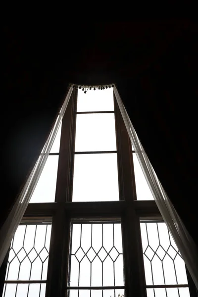 Część Okna Zasłonami Starej Rezydencji — Zdjęcie stockowe