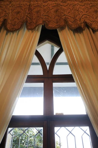 Blick Auf Fenster Mit Vorhängen Alten Palast — Stockfoto