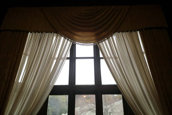 Fenêtre Avec Rideaux Dans Ancien Manoir — Photo