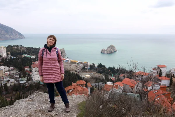 Žena Pozadí Gurzuf Hoře Bolgatura Jaře — Stock fotografie