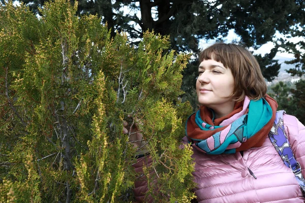 春天里巴尔加图拉山上开着柏树的女人 — 图库照片
