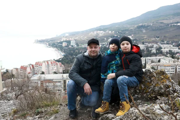 Gurzuf Arka Planında Oğulları Olan Baba Baharda Bolgatura Dağı Nda — Stok fotoğraf