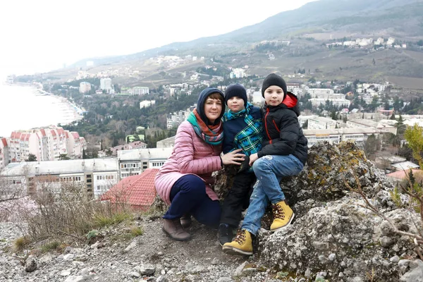 Gurzuf Arka Planında Oğulları Olan Anne Baharda Bolgatura Dağı Nda — Stok fotoğraf