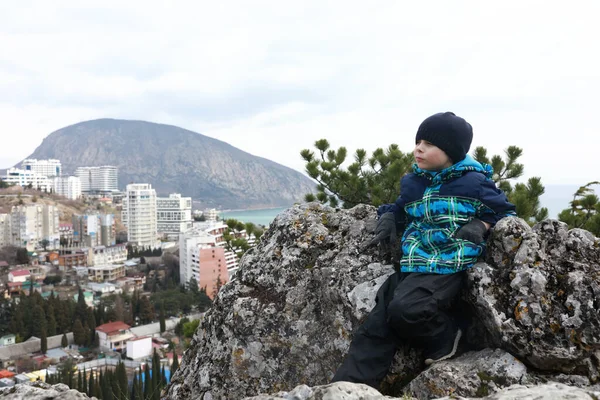 Bambino Sullo Sfondo Della Montagna Gurzuf Orso Sul Monte Bolgatura — Foto Stock