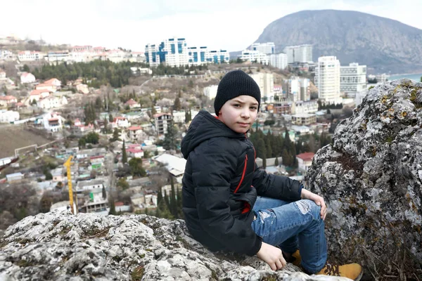 Ragazzo Posa Sullo Sfondo Gurzuf Orso Montagna Sul Monte Bolgatura — Foto Stock