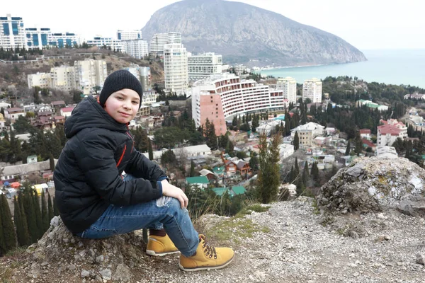 Enfant Posant Sur Fond Gurzuf Montagne Ours Sur Mont Bolgatura — Photo